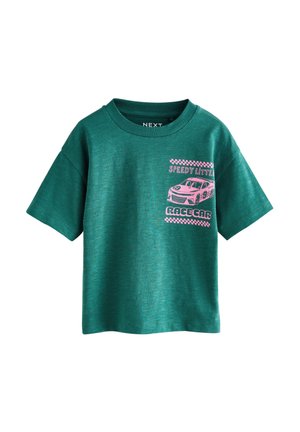 Grüner Stoff mit pinker Grafik eines lächelnden Rennwagens, Schachbrettmuster und Text "Speedy Little Racecar."