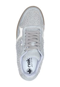 Baskets grises avec un dessus texturé, présentant un matériau moelleux sur les côtés, du daim lisse et une semelle en caoutchouc. Comprend des lacets gris et un logo.