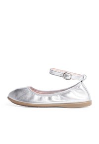 Silberne metallische Ballettschuhe mit einem Knöchelriemen, runder Spitze und einem weichen rosa Innenfutter. Sie haben eine flexible Sohle und eine dezente Raffung an der Spitze.
