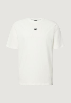 T-shirt bianca in cotone con scollo rotondo, maniche corte e una piccola toppa logo nera sul petto. Taglio semplice e comodo.