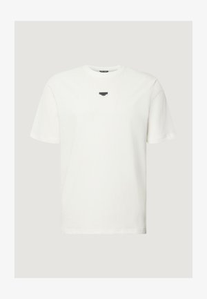 T-shirt bianca in cotone con scollo rotondo, maniche corte e una piccola toppa logo nera sul petto. Taglio semplice e comodo.