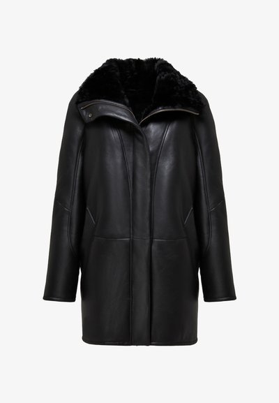 Juodas odinis paltas su dirbtinio kailio apykakle, turintis užtrauktuko uždarymą ir šonines kišenes. Dizainas yra laisvas, su subtiliomis siūlių detalėmis.