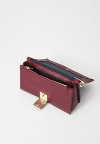 Tommy Hilfiger HER MINI CROSSOVER - Geantă crossbody - deep rouge
