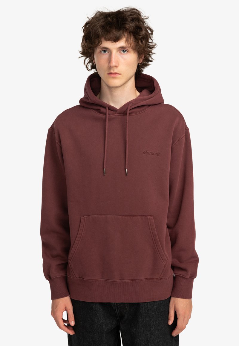 Felpa bordo realizzata in misto cotone, con tasca frontale, cappuccio regolabile e dettagli del logo discreti. Vestibilità casual e rilassata.
