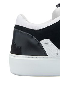 Czarno-biała sneaker z teksturowaną cholewką ze skóry, gładkimi akcentami, wyściełanym kołnierzem i białą gumową podeszwą.