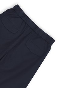 Pantaloni blu navy con vita elastica, due tasche posteriori e una texture di tessuto liscia. I dettagli includono cuciture abbinate.