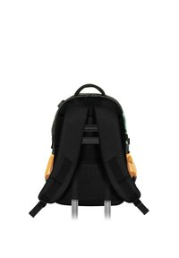 Mochila negra con tirantes acolchados, bolsillos laterales de malla y un asa superior. Presenta una superficie texturizada y dos hebillas ajustables y seguras.