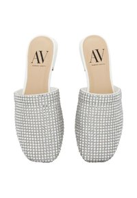 Mule in argento embellished con strass, con apertura dietro, soletta bianca liscia e design della punta arrotondata. Suola piatta per il comfort.