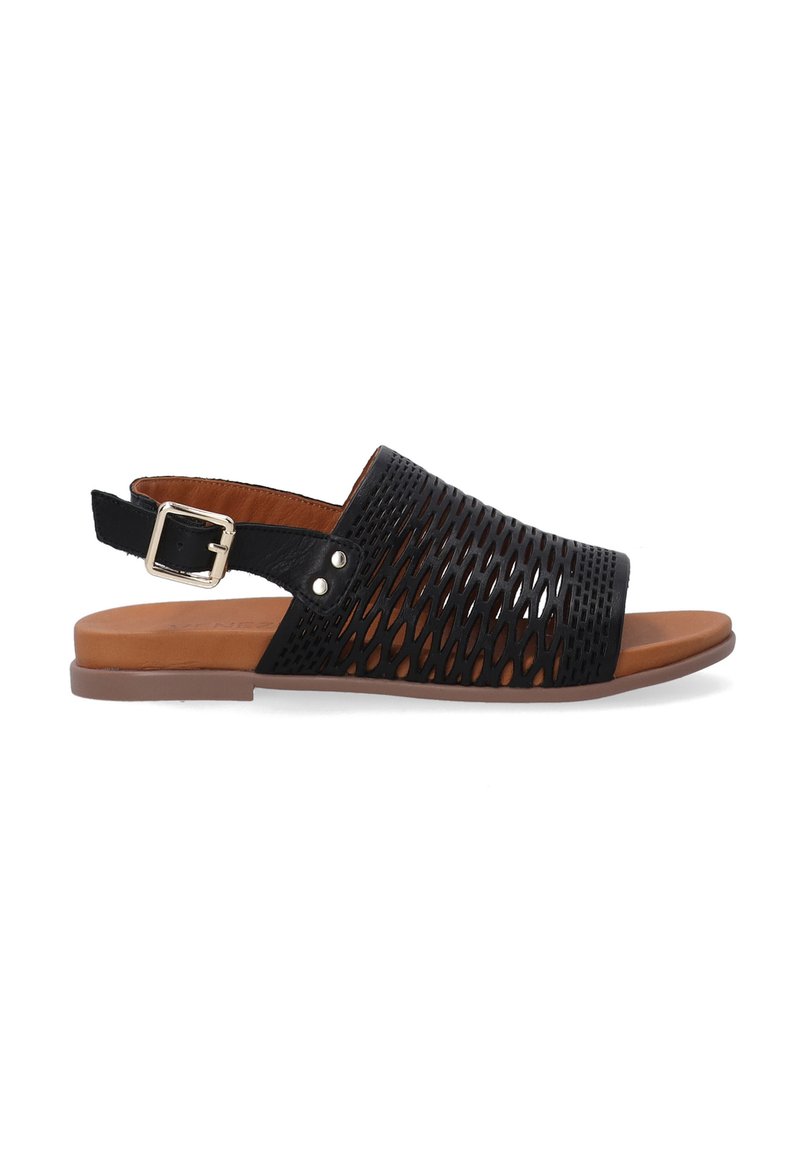 Zwarte leren slingback-sandaal met een geperforeerd ontwerp, bruine leren inlegzool en een gespsluiting. Platte zool met een lichte hak.