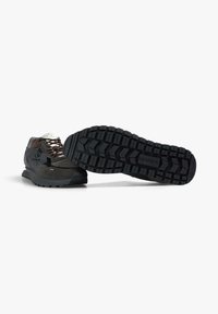Zapatos de senderismo grises con parte superior de malla y ante, cordones marrones y suela negra texturizada. Logo destacado en el lateral.