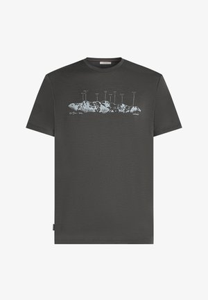 Ciemnoszara koszulka z krótkim rękawem z białą grafiką oznaczonego pasma górskiego na wysokości piersi.