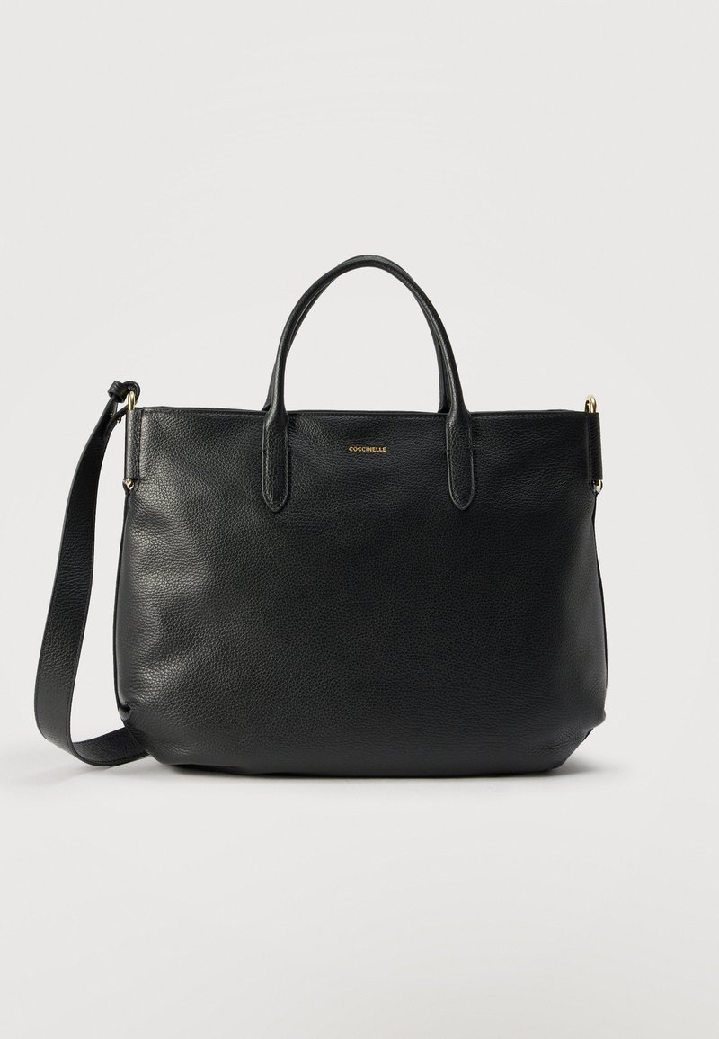 Μαύρη τσάντα tote από δέρμα με διπλές λαβές και αφαιρούμενο ιμάντα ώμου, με διακριτικό χρυσό λογότυπο στο κέντρο.