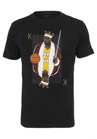 Zwart katoenen t-shirt met een grafiek van een gekroonde figuur die een basketbal en zwaard vasthoudt, met gouden accenten en een herhaald ontwerp.
