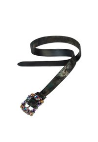 Zwarte leren riem met een metallic gradient, voorzien van een decoratieve speld bezet met kleurrijke edelstenen in verschillende vormen.