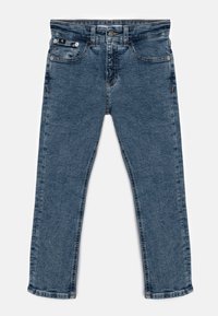 Jeans in denim blu scuro con taglio dritto, dotati di cinque tasche, chiusura con bottone e dettagli di cuciture a contrasto.