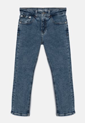 Jeans in denim blu scuro con taglio dritto, dotati di cinque tasche, chiusura con bottone e dettagli di cuciture a contrasto.