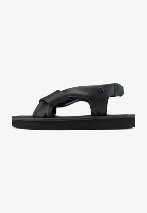 Schwarze Lederflip-Flopsandale mit verdrehtem Riemendesign, flacher Gummisohle und geprägt Logo an der Seite. Merkmale eine glatte Textur und minimale Details.