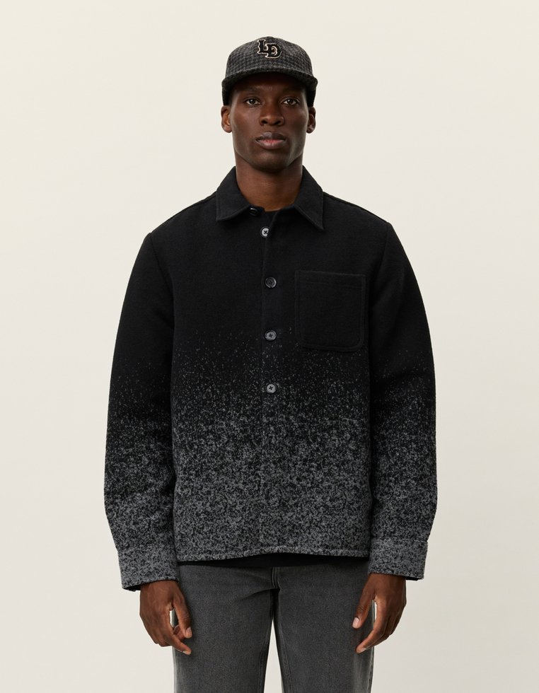 Schwarze und graue Gradient-Jacke mit Knopfleiste, Kragen und Brusttasche. Aus strukturiertem Stoff, auf einem Modell vor einem neutralen Hintergrund präsentiert.