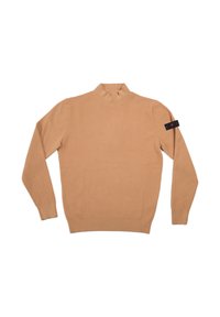 Beiger, gerippter Strickpullover mit hohem Kragen, langen Ärmeln und einem schwarzen Etikett am linken Arm. Weicher Stoff und klassischer Schnitt.