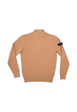 Maglione a coste tan con colletto alto, maniche lunghe e un'etichetta nera sul braccio sinistro. Texture morbida e vestibilità classica.