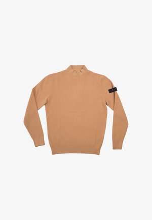 Maglione a coste tan con colletto alto, maniche lunghe e un'etichetta nera sul braccio sinistro. Texture morbida e vestibilità classica.