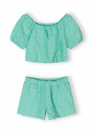 Turkusowy dwuczęściowy strój z kwiatowymi wzorami w ażurowe oczka, składający się z krótkiego topu z bufkami i odkrytymi ramionami oraz szortów z elastycznym pasem i zaokrąglonymi brzegami.