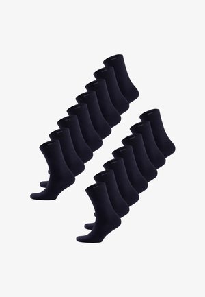 Catorce pares de calcetines negros hasta la pantorrilla, exhibidos lado a lado sobre un fondo blanco.