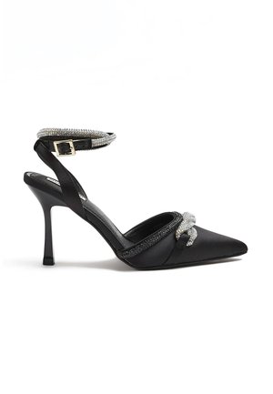 Sort satin højspandet sko med spids tå, ankelrem dekoreret med rhinsten og en dekorativ knude foran.