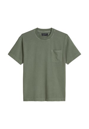 T-Shirt in olivgrün mit kurzen Ärmeln, Rundhalsausschnitt, Brusttasche und Marc O'Polo-Label innen am Kragen.