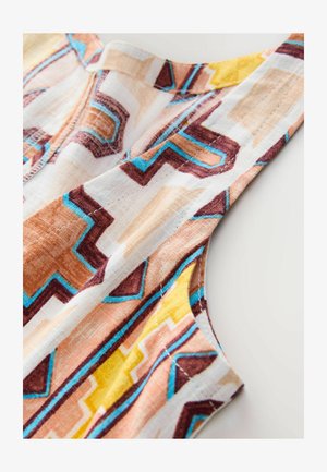 Többszínű textil, amely geometrikus mintákkal rendelkezik barna, sárga és kék árnyalatokban, puha textúrával, kiemelve a varrási részleteket.