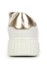 Sneaker bianco con un accento metallico dorato sul tallone. Suola testurizzata e materiale superiore liscio. La vista posteriore mette in mostra il design e il contrasto di colore.
