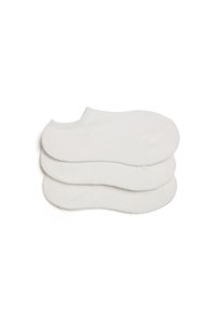 Una pila de tres calcetines blancos cortos dispuestos ordenadamente sobre un fondo blanco.