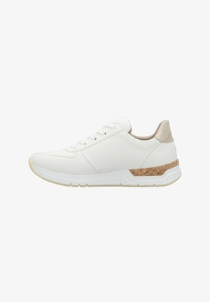 Baskets blanches avec une tige en cuir texturé, bout arrondi, lacets plats, accents beiges, et détails en liège sur le talon. Semelle souple, design minimaliste.