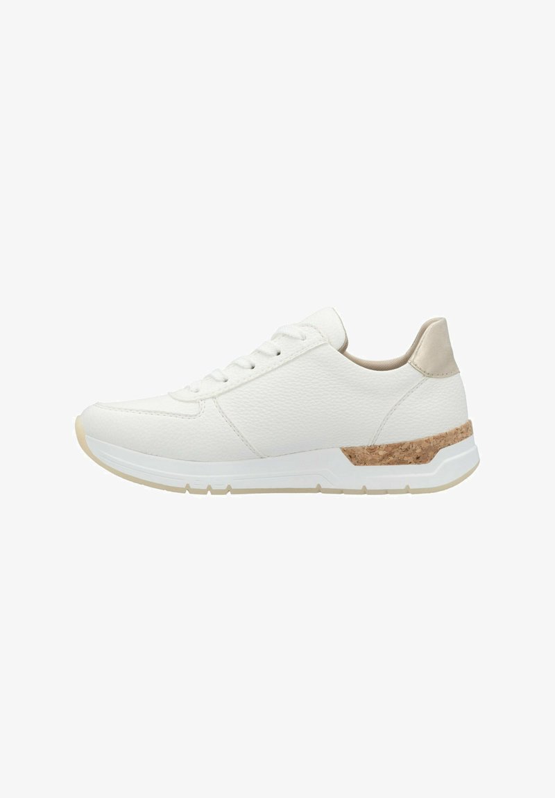 Baskets blanches avec une tige en cuir texturé, bout arrondi, lacets plats, accents beiges, et détails en liège sur le talon. Semelle souple, design minimaliste.