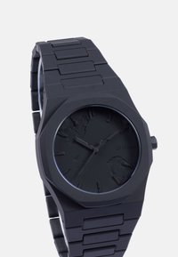 Relógio preto de silicone com caixa octagonal, acabamento mate, mostrador texturizado, marcadores de hora minimalistas e uma bracelete de elos combinante.