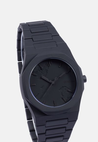 Crni silikonski sat s oktonalnim kućištem, mat završnom obradom, teksturiranom brojčanicom, minimalističkim oznakama sata i povezanim remenom u istoj boji.