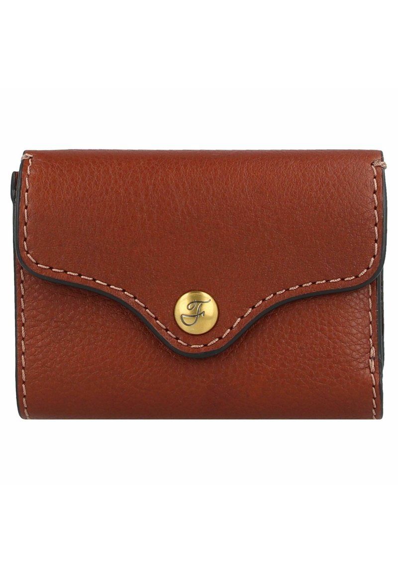 Portefeuille en cuir marron avec une finition texturée, rabat arrondi, fermeture à bouton-pression doré et couture contrastante sur les bords. Forme rectangulaire compacte.
