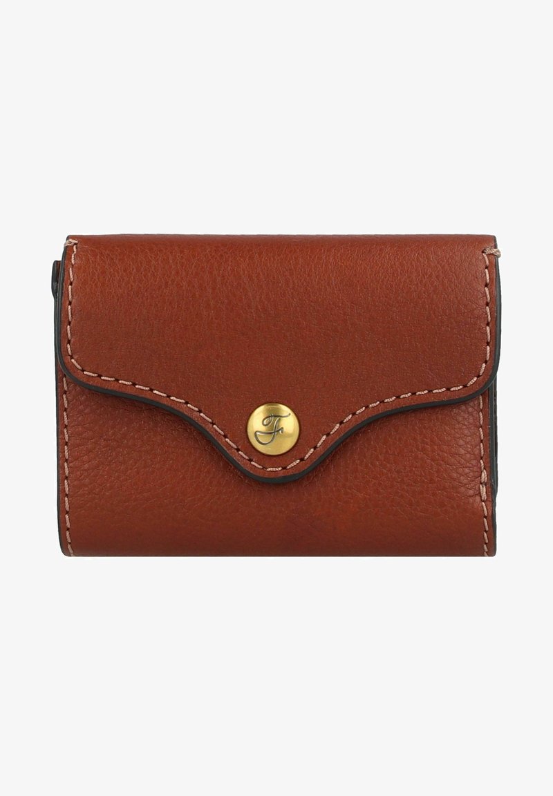 Portefeuille en cuir marron avec une finition texturée, rabat arrondi, fermeture à bouton-pression doré et couture contrastante sur les bords. Forme rectangulaire compacte.