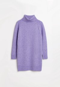 Robe-pull en maille violette avec col montant, manches longues, poignets côtelés et ourlet droit. Texture douce avec un motif chiné subtil.