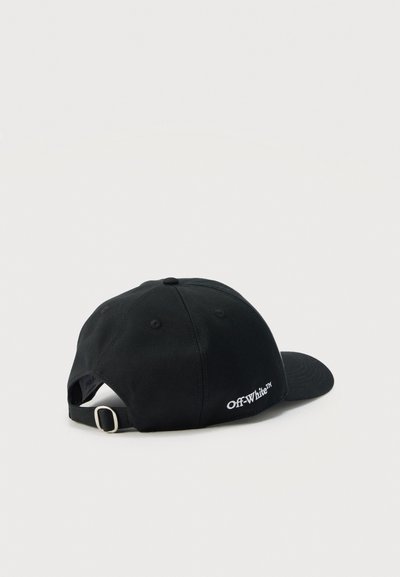 Casquette de baseball noire réglable avec une visière courbée et un logo texte blanc "Off-White™" sur le côté près de l'arrière.
