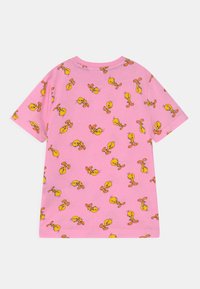 T-shirt de algodão rosa com um padrão repetido de pássaros de desenho animado amarelos. Manga curta e design de gola redonda com uma textura suave.