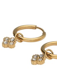 Pendientes de aro de oro con un charm floral texturizado, que presenta cuatro cristales transparentes dispuestos en un arreglo agrupado. Superficie lisa y acabado pulido.