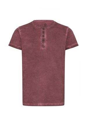 Korte mouwen, ronde hals t-shirt in vervaagd bordeaux katoen, voorzien van een vierknops sluiting en gestikte details rond de halslijn.