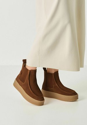 Tamaris, CHELSEA BOOT - Platform ankle boots - cognac