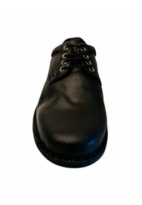 Zapato de piel negra con punta redonda, cinco ojales para los cordones, textura suave y suela cosida para mayor durabilidad.