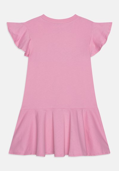 Rosa bomullskjole med korte volangermer og en samlet, utsvingt skjørt, med rund halslinning og myk tekstur.