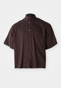 Camicia a maniche corte con colletto di un profondo bordeaux. Presenta bottoni sul davanti e una tasca sul petto. Tessuto liscio con una vestibilità comoda.