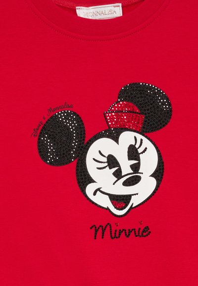 Rdeča majica s kratkimi rokavi, ki ima bleščečo zasnovo Miške Minnie z črnimi ušesi in rdečim lokom. Ime "Minnie" je natisnjeno v črni barvi pod grafiko.