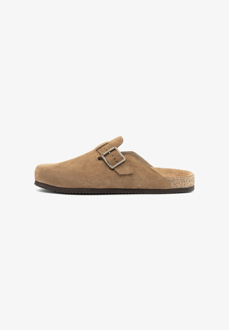 Sabot en daim couleur noisette avec un détail de boucle. Tige texturée, semelle intérieure en liège, semelle en caoutchouc et conception à bout arrondi.