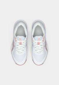 Λευκά αθλητικά παπούτσια με επάνω μέρος από δίχτυ, ροζ λεπτομέρειες και μαλακή σόλα. Διαθέτουν κορδόνια και διακριτικές λεπτομέρειες λογότυπου στη γλώσσα.